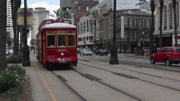 Street Car Traveling Downtown New Orleans Carrying Passengers — Stock video