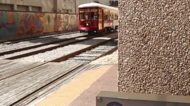 New Orleans Street Car Traveling Pickup Station Heading Downtown — Vídeo de Stock