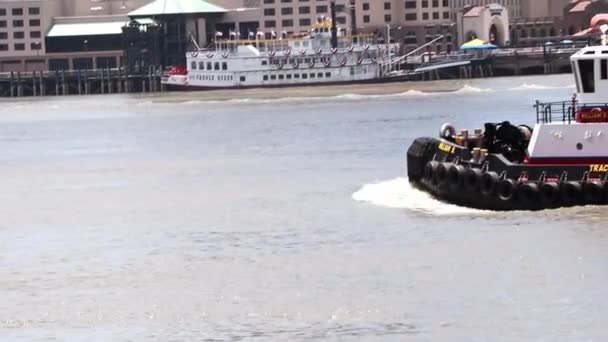 ニューオーリンズを流れるミシシッピ川のタグボート — ストック動画