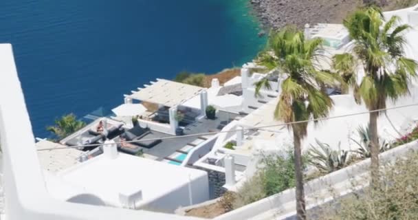 Yunanistan Fira Kentindeki Santorini Adası Yamaçlarındaki Tüm Beyaz Binaların Yakınında — Stok video