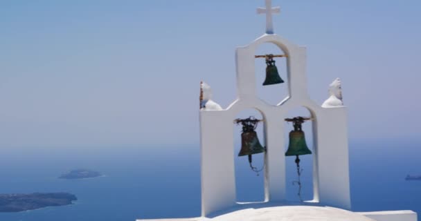 Três Sinos Edifício Branco Igreja Com Vista Para Oceano Mediterrâneo — Vídeo de Stock