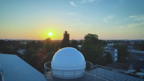 Observatorio Astronómico Con Haz Rayos Láser Prueba Telescopio Atardecer Renderizado — Vídeo de stock