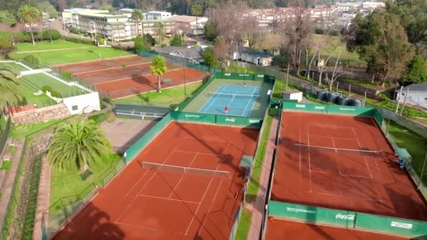 Drone Flying Two People Playing Tennis Leisure Outdoors Center South — Vídeo de Stock