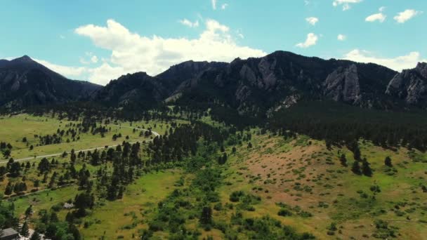 Picturesque Aerial Heart Rocky Mountains Dolly Drone Shot — Vídeo de stock