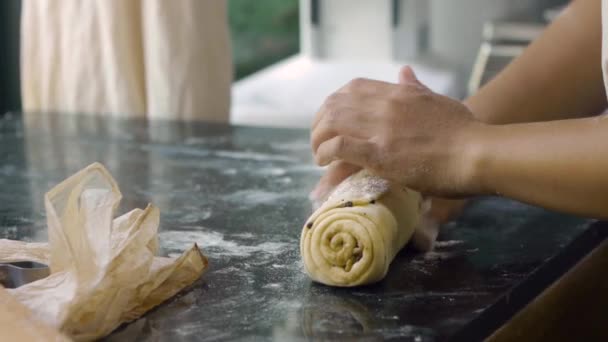 Dry Flour Sprinkled Freshly Rolled Sheet Dough Cinnamon Chocolate Filling — Stockvideo