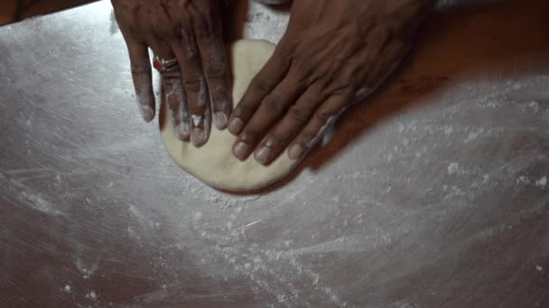 Jeden Muž Dělá Těsto Pro Pizzu — Stock video