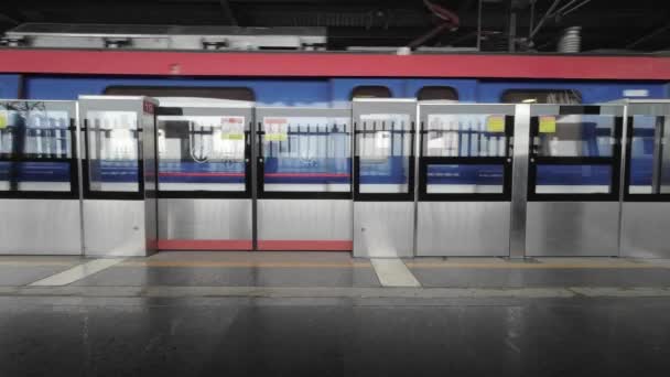 Metro Přichází Stanice Metra Jede Mumbai Metro Dindoshi Veřejná Doprava — Stock video