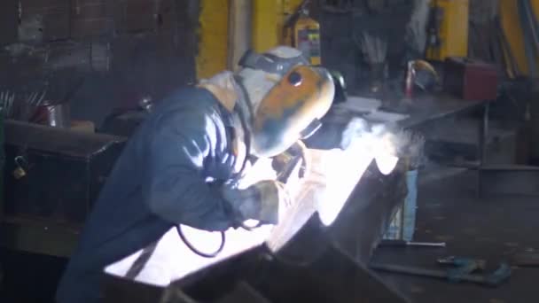 Εργάτης Συγκόλλησης Στη Μεταλλουργία — Αρχείο Βίντεο