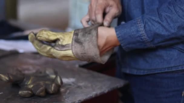 Trabalhador Que Usa Luvas Indústria Metalúrgica — Vídeo de Stock