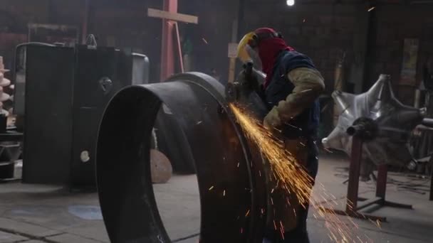 공업계 중공업계에서 반지를 연마하는 — 비디오