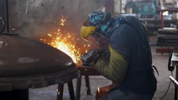 Worker Polishing Metal Industry — Vídeo de stock