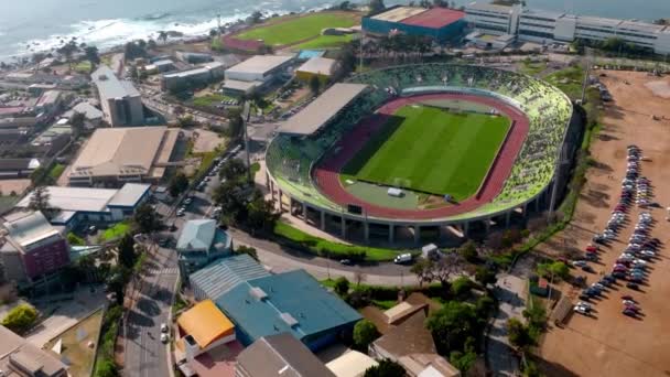 Dron Letící Vpřed Odhaluje Fotbalový Stadion Pobřeží Chile — Stock video