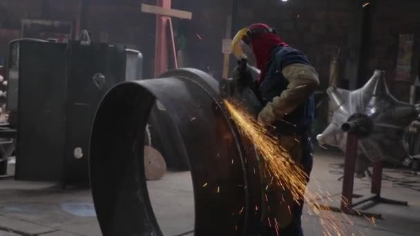 Metal Endüstrisi Orta Düzlemde Yüzük Cilalayan Bir Işçi — Stok video