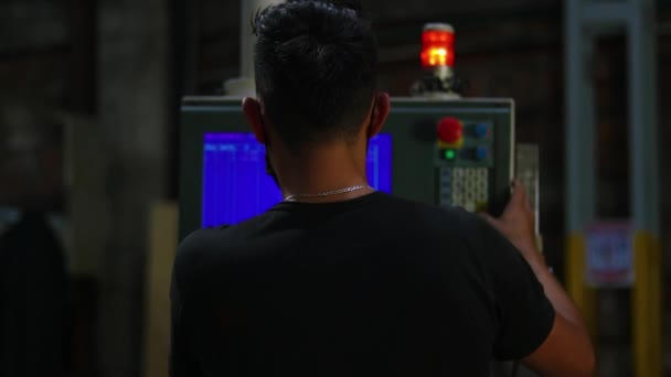 Worker Operating Automatic Machine Metal Industry — 비디오