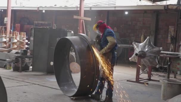 Robotnik Polerowanie Pierścień Przemyśle Metalurgicznym Średniej Płaszczyzny — Wideo stockowe