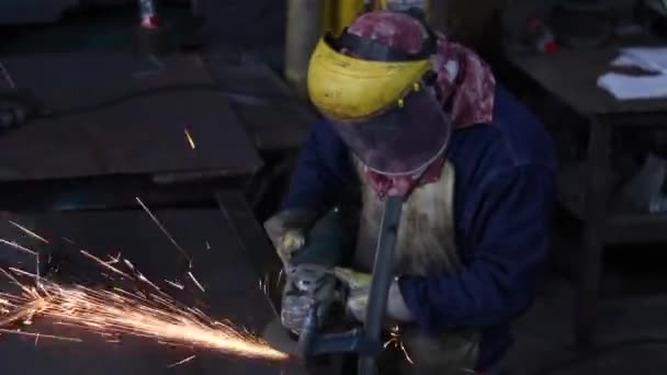 Worker Polishing Metal Industry — Vídeo de Stock