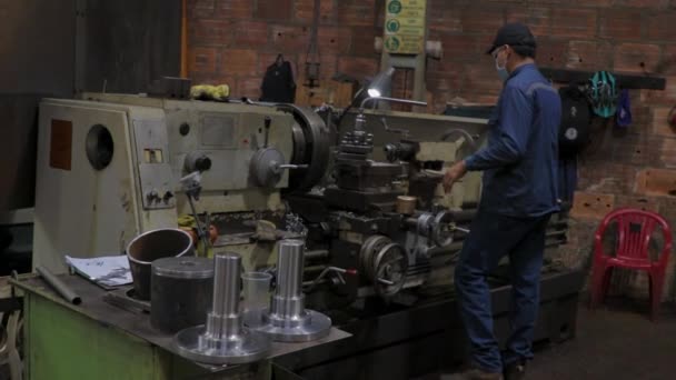 Worker Operating Automatic Machine Metal Industry — Wideo stockowe