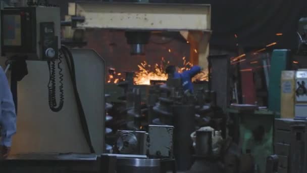 Worker Polishing Metal Industry — Vídeo de stock