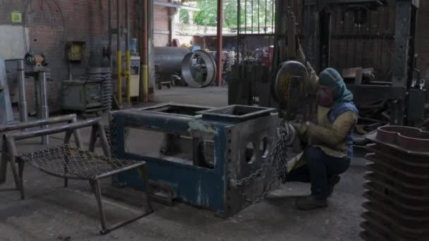 Worker Using Crave Accommodate Metal Piece Industry – Stock-video