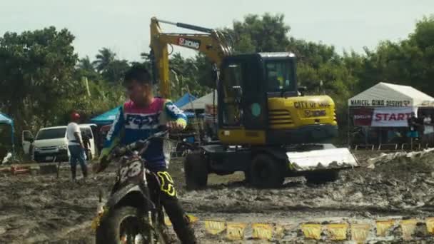 Participant Navigates Dirt Road Rest Being Prepared Day Competition — Stok Video
