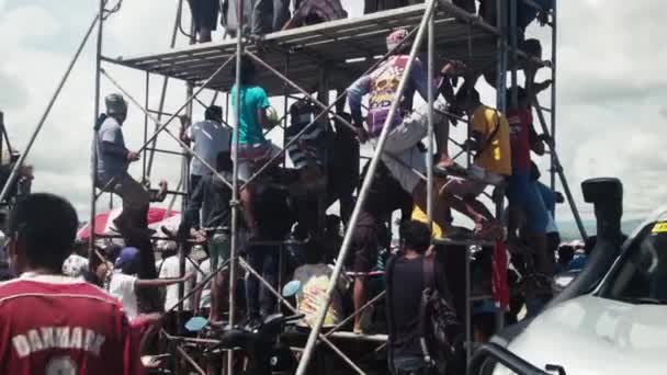 Onlookers Public Officials Media Gather Small Scaffolding Get Better View — Stockvideo