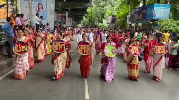 Група Жінок Відданих Тримають Прапор Або Назву Написали Фестиваль Kolkata — стокове відео