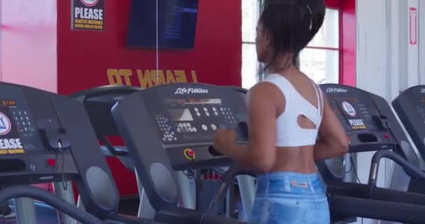 Latina Woman Running Threadmill Gym Close Angle — Video