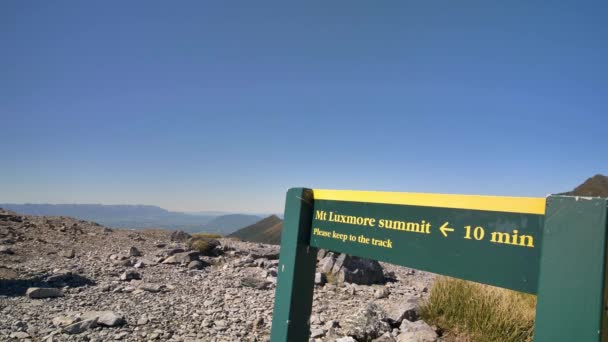 Static Hiker Nearby Luxmore Summit Sign Kepler Track New Zealand — Stockvideo