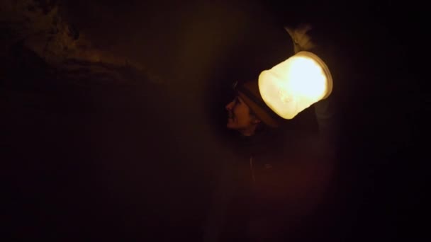 Static Person Uses Warm Light Illuminate Luxmore Cave Kepler Track — Videoclip de stoc