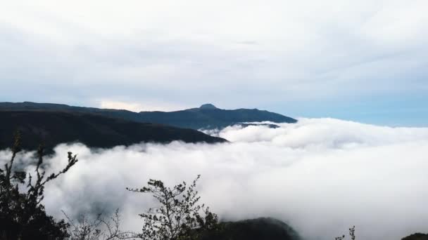 Paisaje Onírico Nubes Esponjosas Cubriendo Montañas — Vídeo de stock