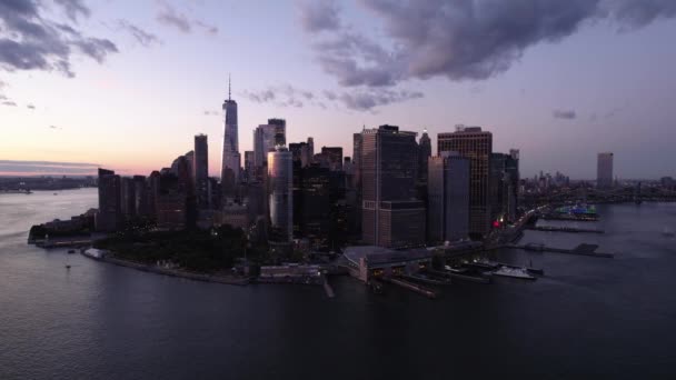 Luftaufnahme Der Lower Manhattan Skyline Vom East River Abenddämmerung Usa — Stockvideo