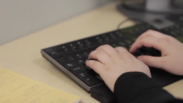滑らかなパンを閉じるために黒のブレザーの手を身に着けている女性の現代のデスクトップキーボードを入力 — ストック動画
