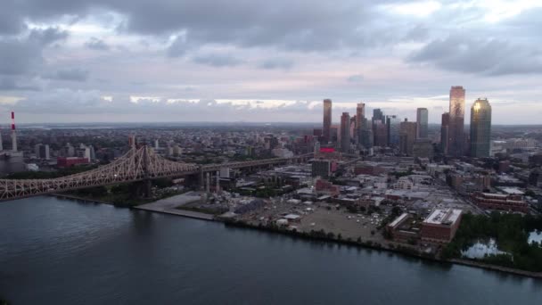 Letecký Pohled Výhledem Pobřeží Long Island City Queensboro Bridge Ponurém — Stock video