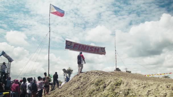 Любовь Стране Превыше Филиппинский Флаг Возвышается Выше Участники Соревнований Мотокроссу — стоковое видео