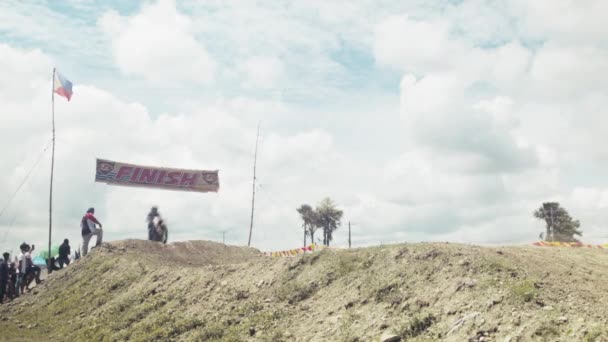 Flera Deltagare Flyger När Korsar Mållinjen Motocross Tävlingen — Stockvideo