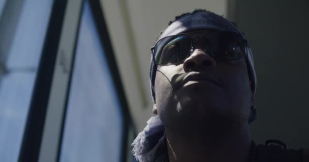 Cool Zwarte Mannelijke Reiziger Met Bandana Bril Rond Kijken Tijdens — Stockvideo