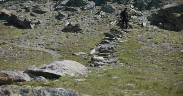 Voyageur Chrétien Noir Avec Sac Dos Croisant Avant Descendre Colline — Video