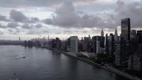 Luchtfoto Van Het Lenox Heuvellandschap East River Bewolkte Schemering New — Stockvideo