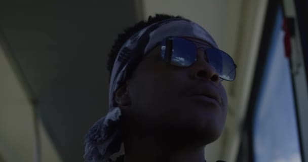 Cool Negro Viajero Masculino Con Bandana Gafas Montar Tren Muy — Vídeo de stock