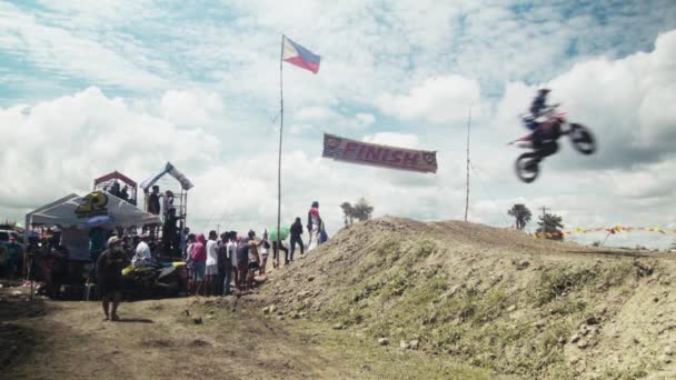 Vuile Fietsen Vliegen Door Finish Van Verwachte Motorcross Competitie — Stockvideo