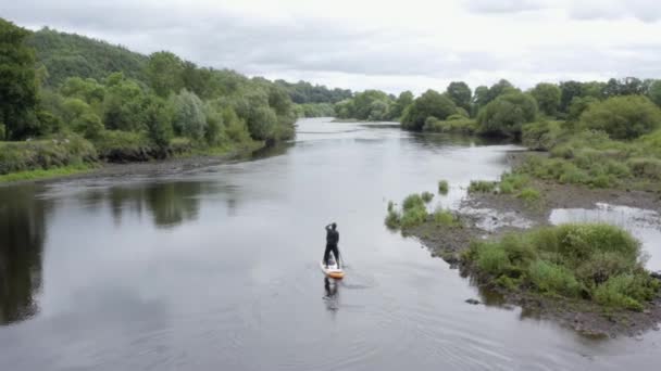 Lone Man Paddles Sup Μικρό Ειρηνικό Ποτάμι Στην Ύπαιθρο — Αρχείο Βίντεο