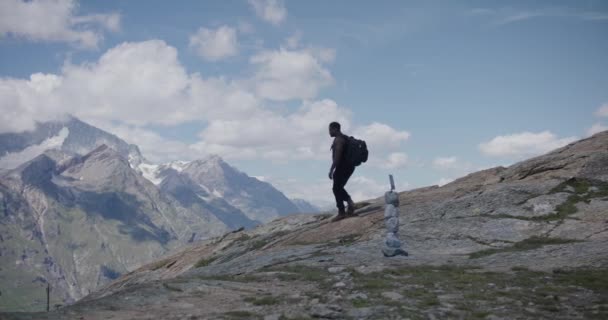 Black Male Traveler Back Pack Looking Walking Hill Matthorn Switzerland — Stock videók