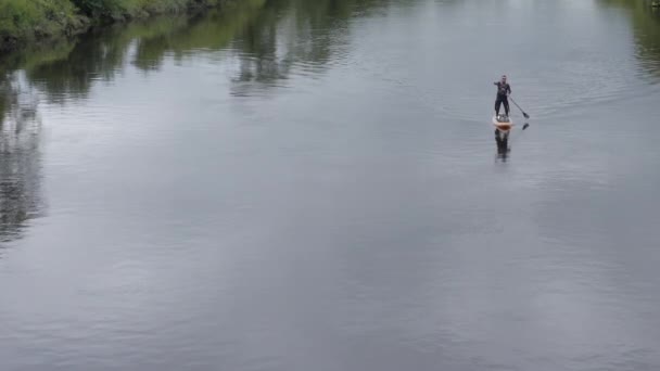Καυκάσιος Άνδρας Γυαλιά Ηλίου Κουπιά Στο Ήρεμο Αγροτικό Ποτάμι — Αρχείο Βίντεο