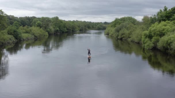 Pás Paddleboarder Standup Direção Câmera Rio Verde País — Vídeo de Stock