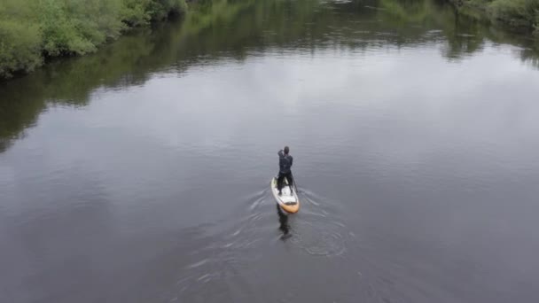 Aerial Följer Stå Upp Paddlare Paddling Liten Landsbygd Flod — Stockvideo