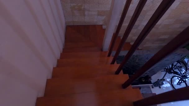 Olho Nível Tiro Vista Homem Descendo Escada Madeira — Vídeo de Stock
