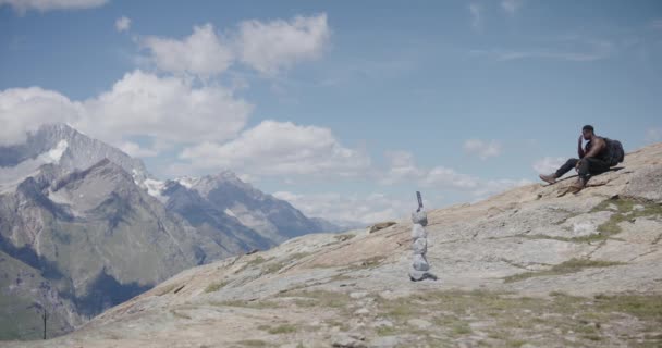 Black Male Climber Backpack Wiping Sweat Resting Thought Mountainsde Matterhorn — Stok video