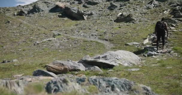 Black Male Traveler Backpack Walking Hill Exploring Matterhorn Mountainside Switzerland — Stockvideo