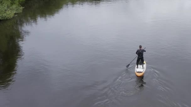 Male Paddleboarder Right Side Frame Tranquil Countryside River — Vídeo de Stock