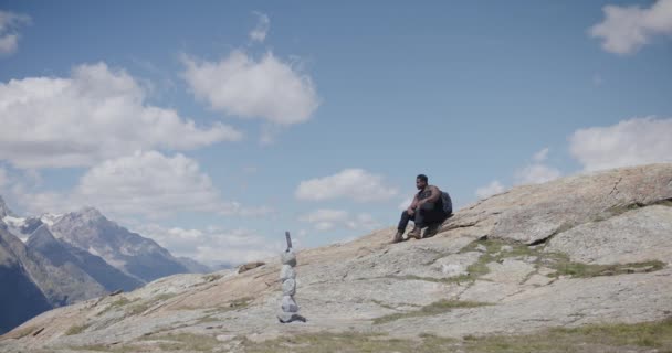 Black Male Traveler Backpack Walking Scenic Mountainside Edge Resting Matterhorn — Stock Video